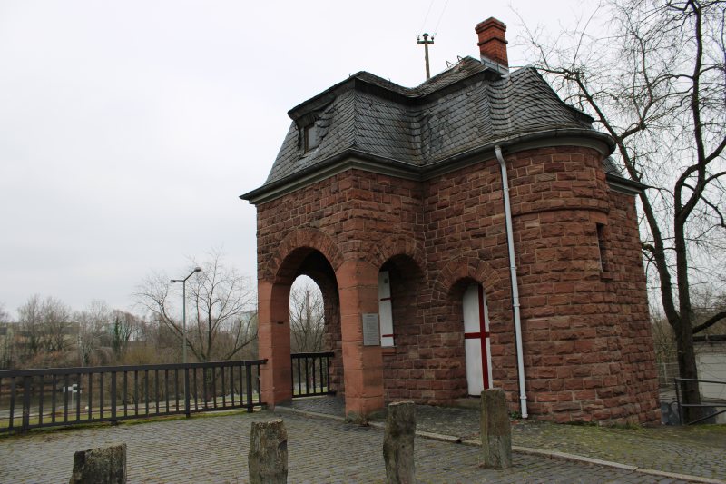 Brückenhäuschen an der ehemaligen Eisenbrücke am Main zwischen Frankfurt-Schwanheim und Frankfurt-Griesheim